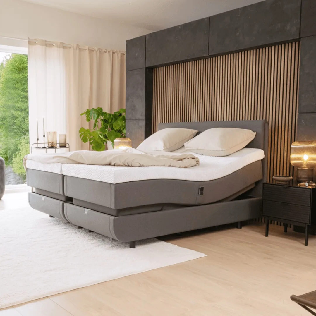 Har du testat en ställbar säng?

Det är först när man provar som man verkligen förstår skillnaden.

Med en ställbar säng kan du enkelt justera läget efter kroppen – oavsett om du vill sova, läsa, kolla tv eller bara koppla av.

✔ Avlastar rygg och nacke
✔ Förbättrar blodcirkulationen
✔ Ger en mer avslappnad sovposition
✔ Ökar komforten – varje natt

Hos oss hittar du kvalitetssängar från välkända varumärken som DUX, Tempur och Jensen – där komfort och teknik möts på riktigt.

👉 Kom in och prova i butik
👉 Eller läs mer på stegbo.se

Det här är inte bara en säng – det är en helt ny nivå av komfort. 😴