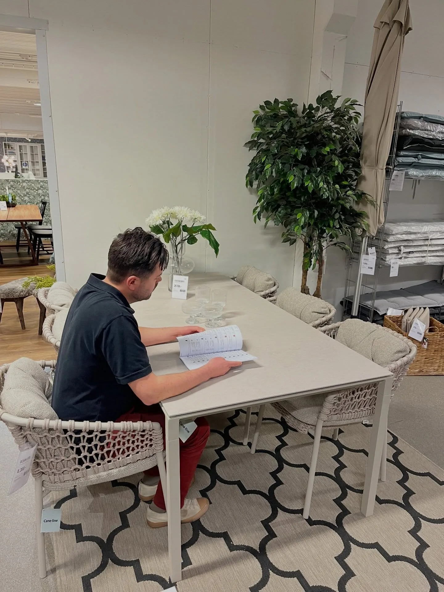 Välkommen till vårt event tillsammans med @eldabutikenornskoldsvik ☀️

Vi sätter fullt fokus på utesäsongen – och hur du skapar ett ute­rum att verkligen trivas i.

På bilden ser du Pure matbord och Ocean stol från Cane-line – en kombination som står för genomtänkta materialval, hög komfort och kvalitet byggd för att hålla över tid.

Hos oss hittar du även utemöbler från
Grythyttan Stålmöbler och Brafab – för allt från klassiskt till modernt.

👉 Förbered dig på stegbo.se
👉 Kom in och upplev allt i butik

Skapa ditt sommarrum hos oss. 🌿