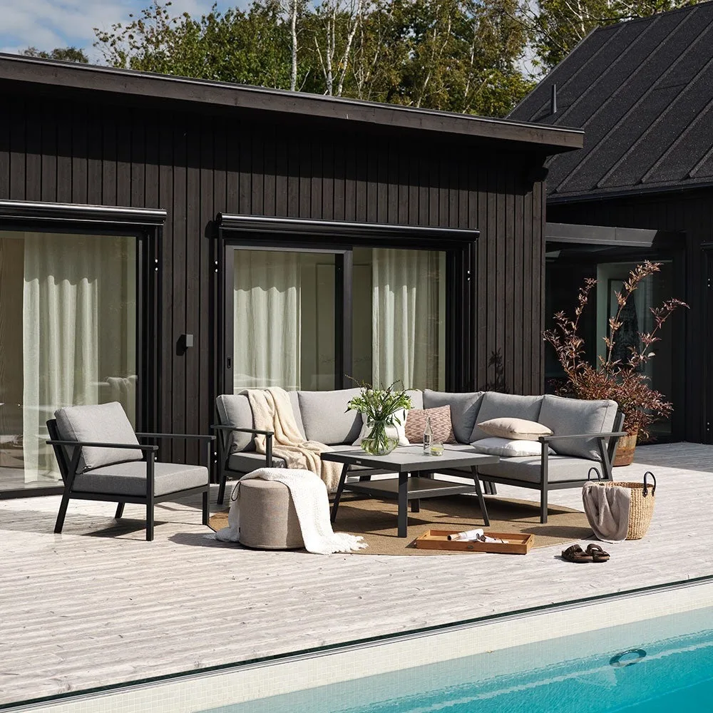 Nu börjar verkligen känslan av sommar komma ☀️

Vi har fyllt upp butiken med utemöbler från varumärken som Brafab, Cane-line och Grythyttan Stålmöbler – och det är så mycket fint på plats just nu.

I butiken kan du provsitta, känna på materialen och få hjälp att hitta rätt för just din uteplats. Och vill du se ännu mer finns ett större sortiment på stegbo.se.

Oavsett om du drömmer om långa middagar i kvällssolen, en lugn loungehörna eller klassisk svensk sommarkänsla så hjälper vi dig gärna.

Välkommen in till oss på Stegbo Möbler 🌿