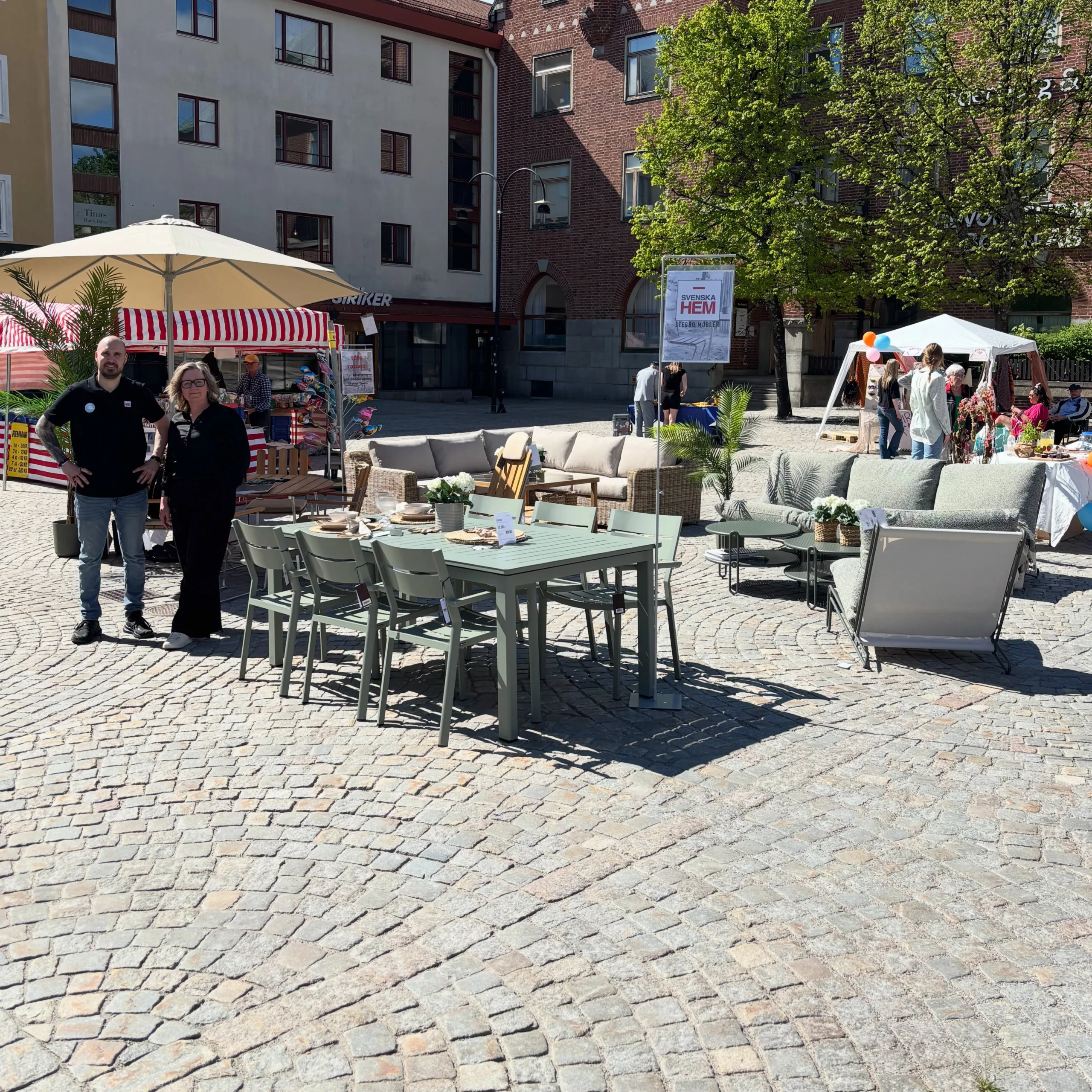 Vi är på plats på Maker Town – och vi har tagit med oss ett extra bra erbjudande! ☀️

Under helgen får du ta del av utvalda erbjudanden på utemöbler från några av våra mest uppskattade varumärken.

Upptäck kvalitet, komfort och design från Cane-line, Grythyttan Stålmöbler och Brafab – perfekt för dig som vill vara redo för sommarens alla stunder.

Kom förbi, provsitt möblerna och prata uteplats med oss.

📍 Stora Torget, Örnsköldsvik
☀️ Fredag & lördag under Maker Town
🌐 stegbo.se

Välkommen förbi och inspireras till sommarens bästa rum – det utomhus. 🌿