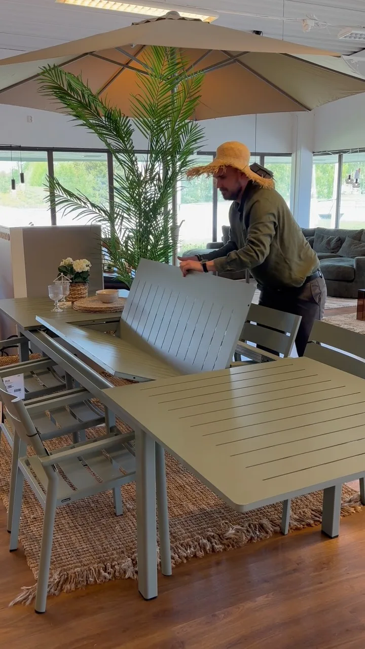 Blir ni många runt bordet i sommar? ☀️

Då vill vi slå ett slag för Lomma från Brafab.

Med sin smarta butterfly-funktion förlängs bordet enkelt från 194 cm till hela 312 cm – perfekt när familjen växer för kvällen eller gästerna blir fler än planerat.

✔ Förlängningsbart från 194–312 cm
✔ Plats för upp till 10 personer på långsidorna
✔ Stilren design och gedigen kvalitet
✔ Perfekt för sommarens middagar och firanden

Ett bord som ger dig friheten att duka upp för både vardag och fest – utan att kompromissa med designen.

Besök oss i butik och upplev Lomma på plats
Eller se mer på stegbo.se

För sommarens alla middagar – och alla som vill vara med. 🌿🍽️