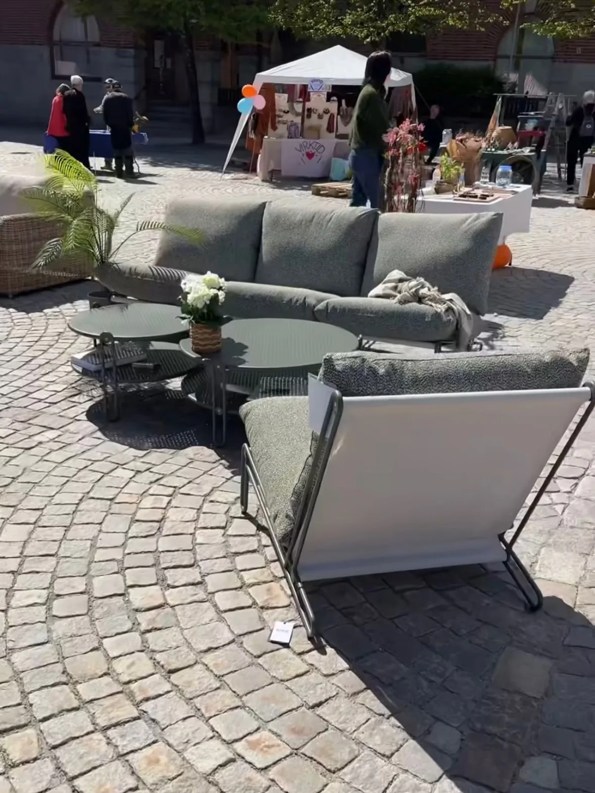 Vilken succé! ☀️

Ett stort tack till @makertown_ovik för ett fantastiskt arrangemang – och framför allt till alla er som kom förbi oss på Stora Torget under helgen.

Det har varit otroligt roligt att träffa så många, prata uteplatser, visa sommarens utemöbler och få inspirera inför säsongen.

Vi är både glada och stolta över det stora intresset för kvalitetsmöbler från varumärken som Cane-line, Grythyttan och Brafab.

Tack för alla samtal, frågor, skratt och affärer. Nu fortsätter vi sommaren i butiken och på stegbo.se.

Vi ses snart igen! 🌿

/ Johan, Timo och gänget på Stegbo Möbler