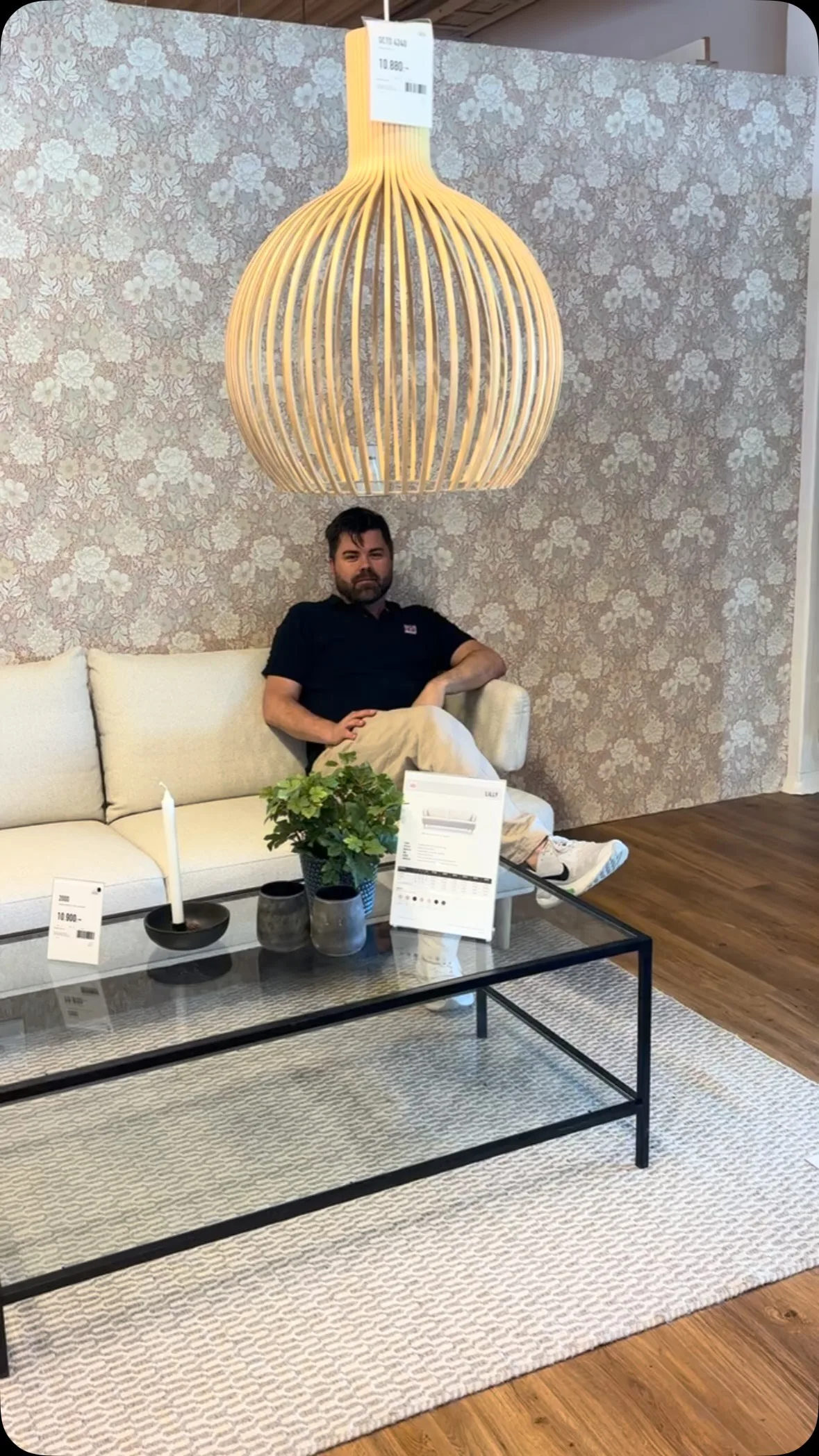 Nyhet i butik!

Ibland räcker det med ett knäpp med fingrarna… ✨

Och plötsligt står den där.

Nya Stockholm 2.0 vitrinskåp har landat hos oss och vi visar det i den fantastiska kulören French Green – en färg som både sticker ut och smälter in på samma gång.

Med integrerad LED-belysning över varje hyllplan får dina favoritföremål den uppmärksamhet de förtjänar, samtidigt som skåpet skapar en varm och ombonad känsla i rummet.

En möbel som både förvarar, visar upp och sätter stilen.

📍 Nu i vår utställning i Arnäsvall

Vad tycker ni om färgen French Green? Vi är lite småförälskade. 💚