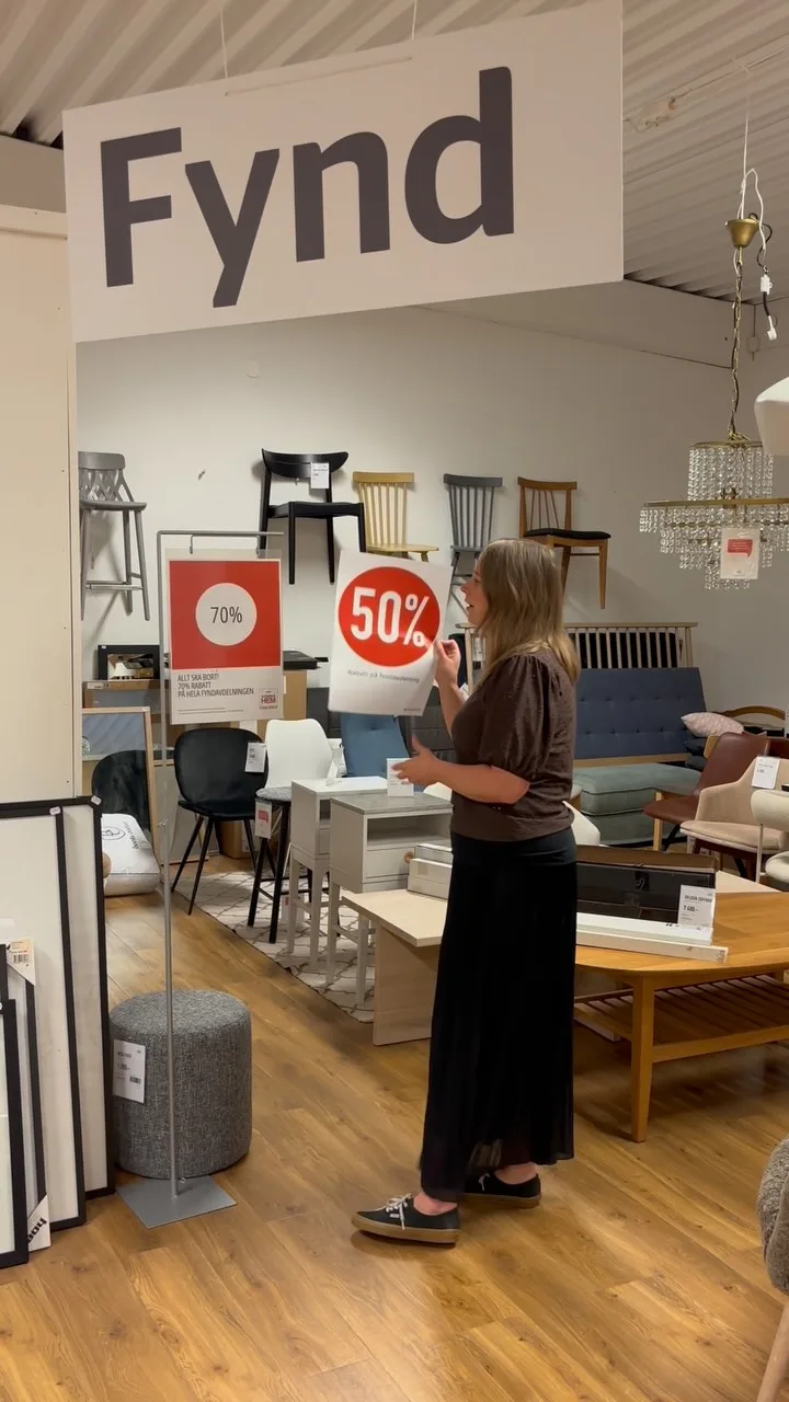 Chefen har gått på semester.

Vi tog ett snabbt personalmöte 🙈

Resultatet?

70% rabatt på fyndavdelningen.

Vi tänker inte säga att Johan kommer bli arg…

…men vi rekommenderar att du kommer in innan han är tillbaka. 😅

📍 Välkommen till Stegbo Möbler
