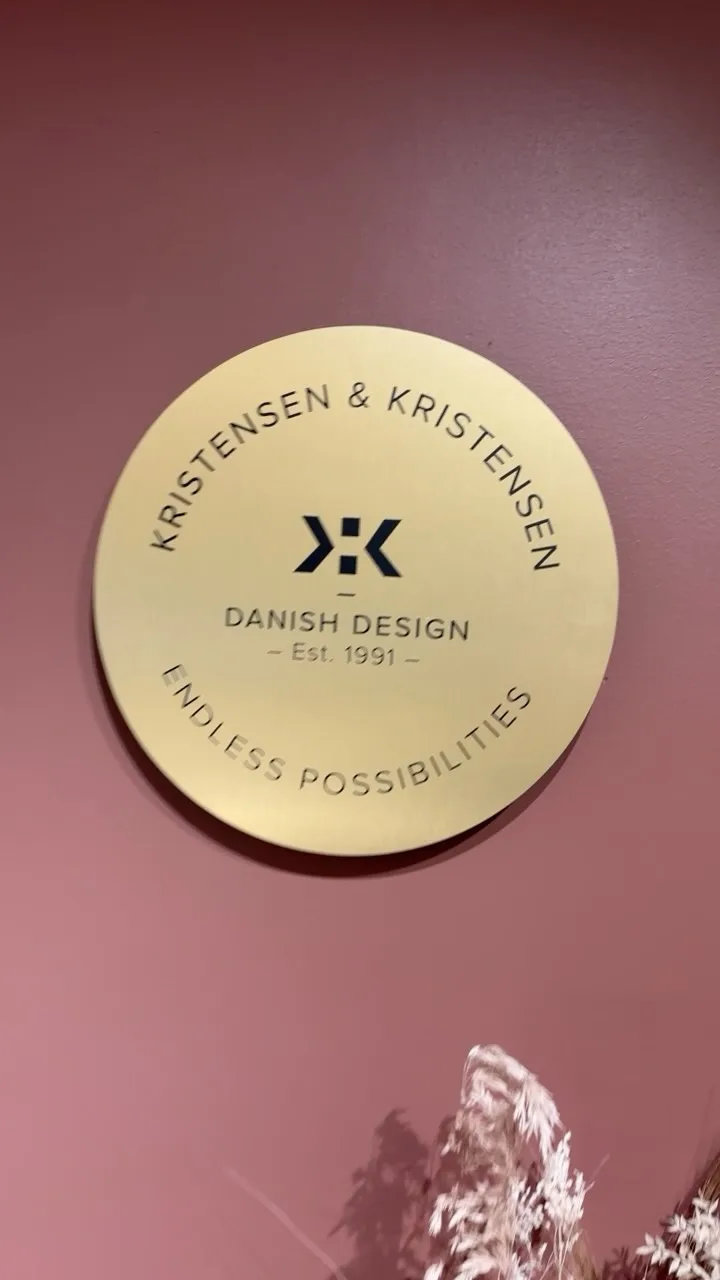 Alla möbler hittar inte in till Stegbo.

Vi väljer våra varumärken med omsorg – och Kristensen & Kristensen är ett av dem.

Här möts dansk design, gediget hantverk och naturmaterial i sin finaste form.

Varje bord tillverkas i massiv ek eller ask och kan anpassas efter ditt hem. Välj storlek, form, träslag, ytbehandling och ben för att skapa en möbel som känns helt rätt för dig.

Vi tror på möbler som håller – både i kvalitet och design. Möbler som blir en naturlig samlingsplats för vardagens middagar och livets stora ögonblick.

Det är därför Kristensen & Kristensen har en självklar plats hos oss.

Välkommen in och upplev kollektionen i butik, eller inspireras på stegbo.se.

#StegboMöbler #KristensenKristensen #MassivEk #MassivAsk #DanskDesign