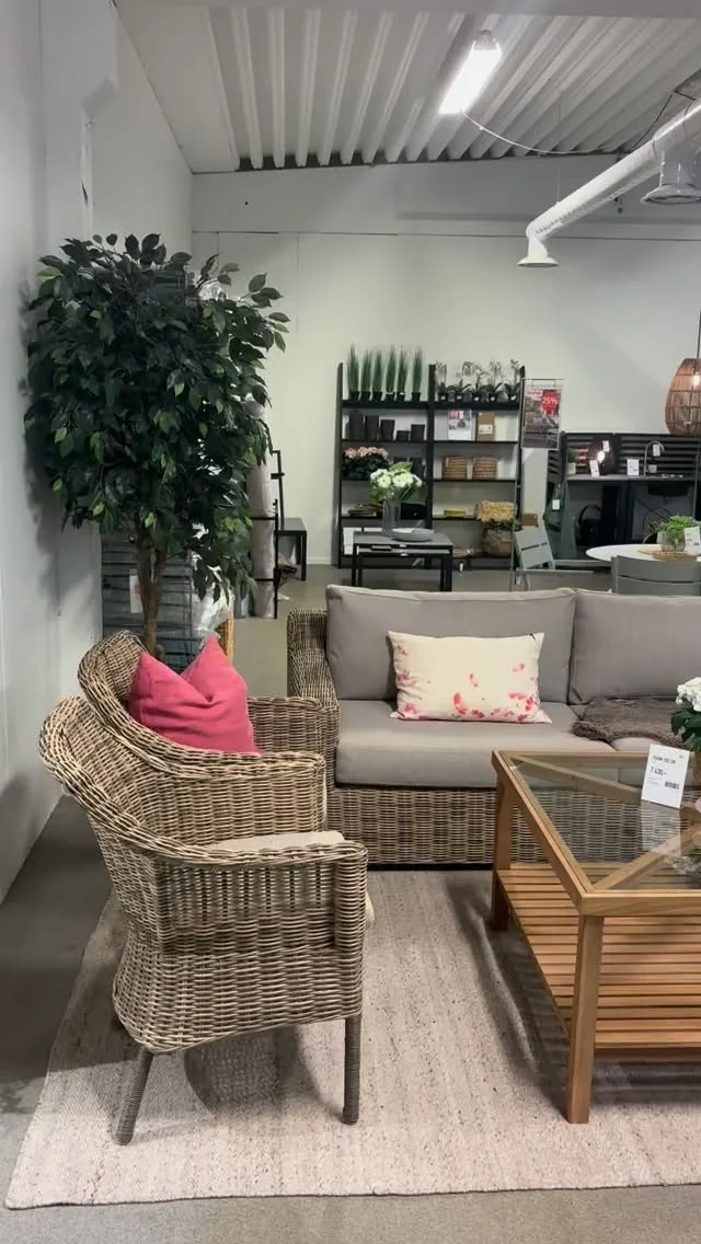 Nu säljer vi ut de sista utemöblerna! ☀️

Det finns fortfarande några riktiga guldkorn kvar – men inte länge till.

✨ Upp till 25% rabatt på utvalda utemöbler.

Är du fortfarande på jakt efter en ny matgrupp, loungegrupp eller fåtölj till uteplatsen är det här ett perfekt tillfälle.

Först till kvarn gäller – när de är slut, är de slut.

Välkommen in till butiken!

#StegboMöbler #Utemöbler #Sommar #Rea #Örnsköldsvik