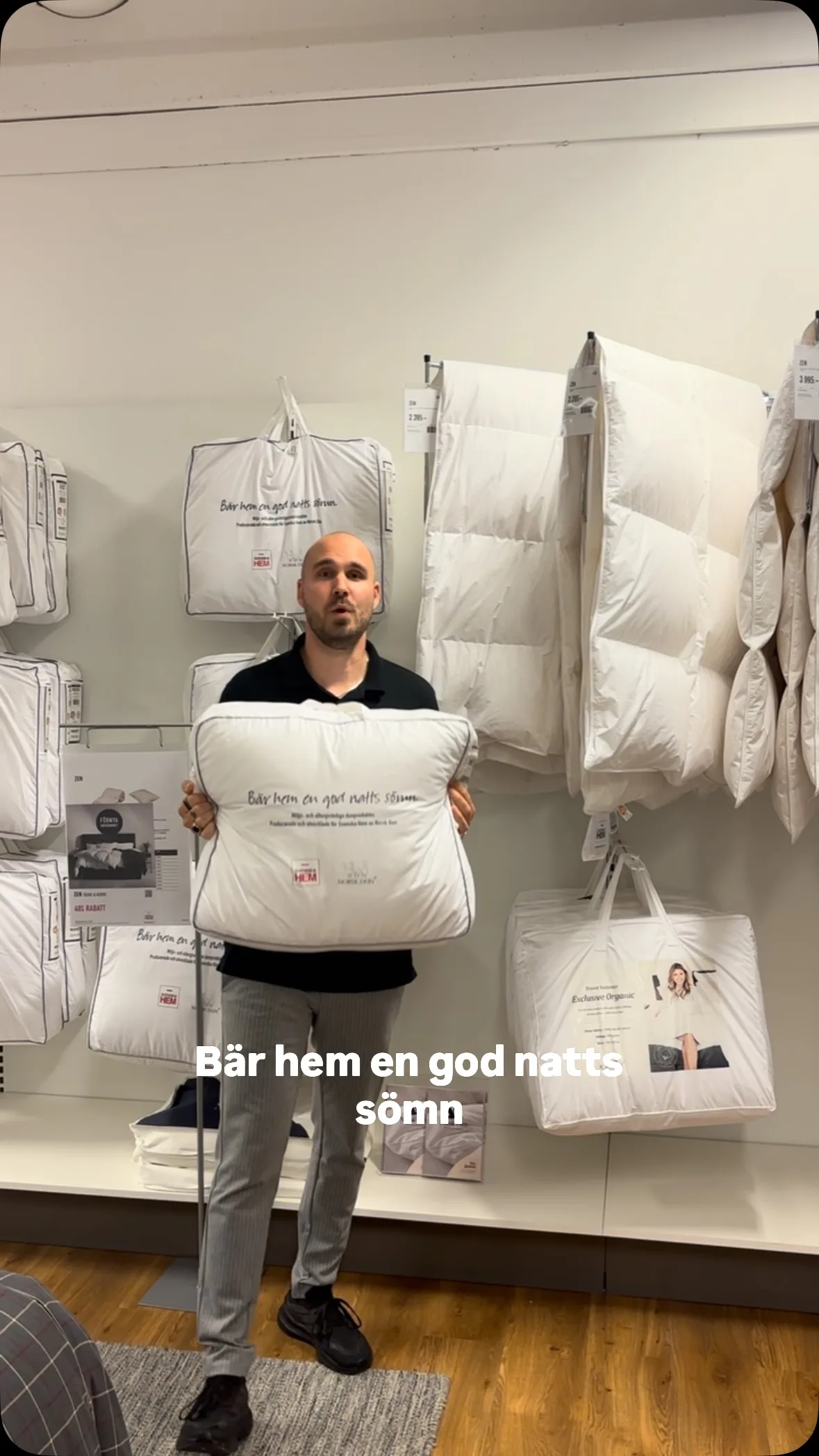 Rätt säng är viktigt. Men vad du sover under spelar också roll. 💤

Är du en person som alltid fryser när du lägger dig? Eller sparkar du av dig täcket efter halva natten?

När vi hjälper dig till bättre sömn tittar vi gärna på hela sovmiljön – och valet av täcke påverkas både av temperaturen i sovrummet och hur varm du själv är när du sover.

En enkel tumregel:

❄️ Svalt sovrum + du fryser lätt → varmt täcke
🌡️ Normal temperatur + normal kroppsvärme → medeltäcke
☀️ Varmt sovrum eller du blir lätt varm → svalt täcke

Och kvaliteten sitter även i det du inte ser. Våra utvalda dunprodukter har märkningar som bland annat ställer krav på djurhållning, hygien, kemikalieinnehåll och allergivänlighet.

Det är sådana detaljer vi tycker är viktiga när vi väljer vad som får ta plats hos oss.

Kom in så hjälper vi dig att hitta rätt täcke för hur just du sover.

👉 Upptäck mer för en bättre nattsömn på stegbo.se

Stegbo Möbler – vi kan sömn.