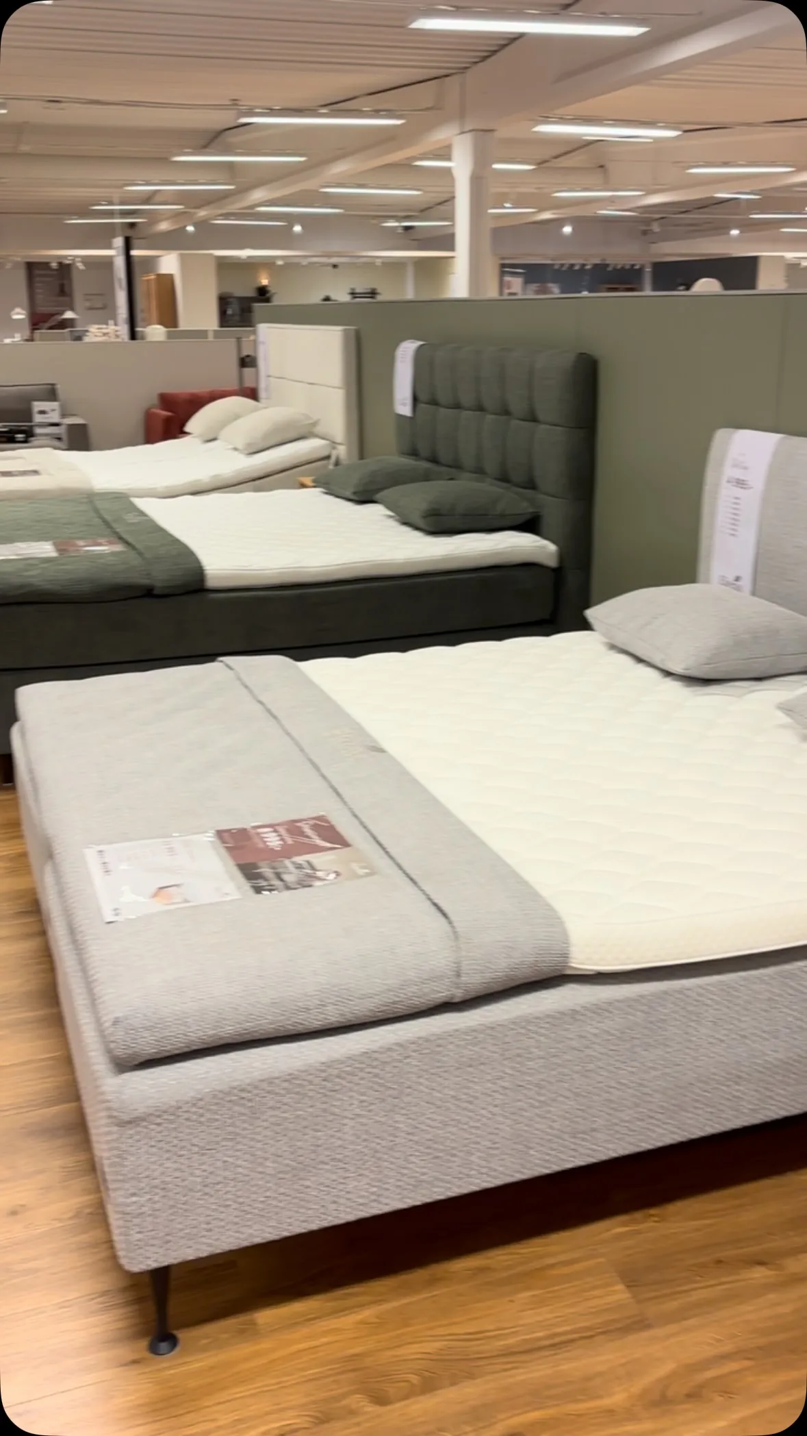 En bra säng ska inte bara kännas bra i butiken – den ska vara rätt för just dig. 🛏️

Därför har vi valt att ha ett brett utbud av sängar från Ekens på plats hos oss. Olika komforter, känslor och lösningar – så att du faktiskt kan prova, jämföra och känna skillnaden innan du bestämmer dig.

För oss handlar sängförsäljning inte om att peka ut den dyraste eller fastaste sängen. Det handlar om att förstå hur du sover, hur din kropp behöver stöd och vilken komfort du trivs bäst med.

Det är där vår sängexpertis kommer in.

Kom in, ta dig tid och provligg. Vi hjälper dig att jämföra alternativen och hitta rätt säng för många års god sömn.

👉 Upptäck vårt utbud av sängar och läs våra sängguider på stegbo.se

Stegbo Möbler – sängar är en av de saker vi kan allra bäst. 💤