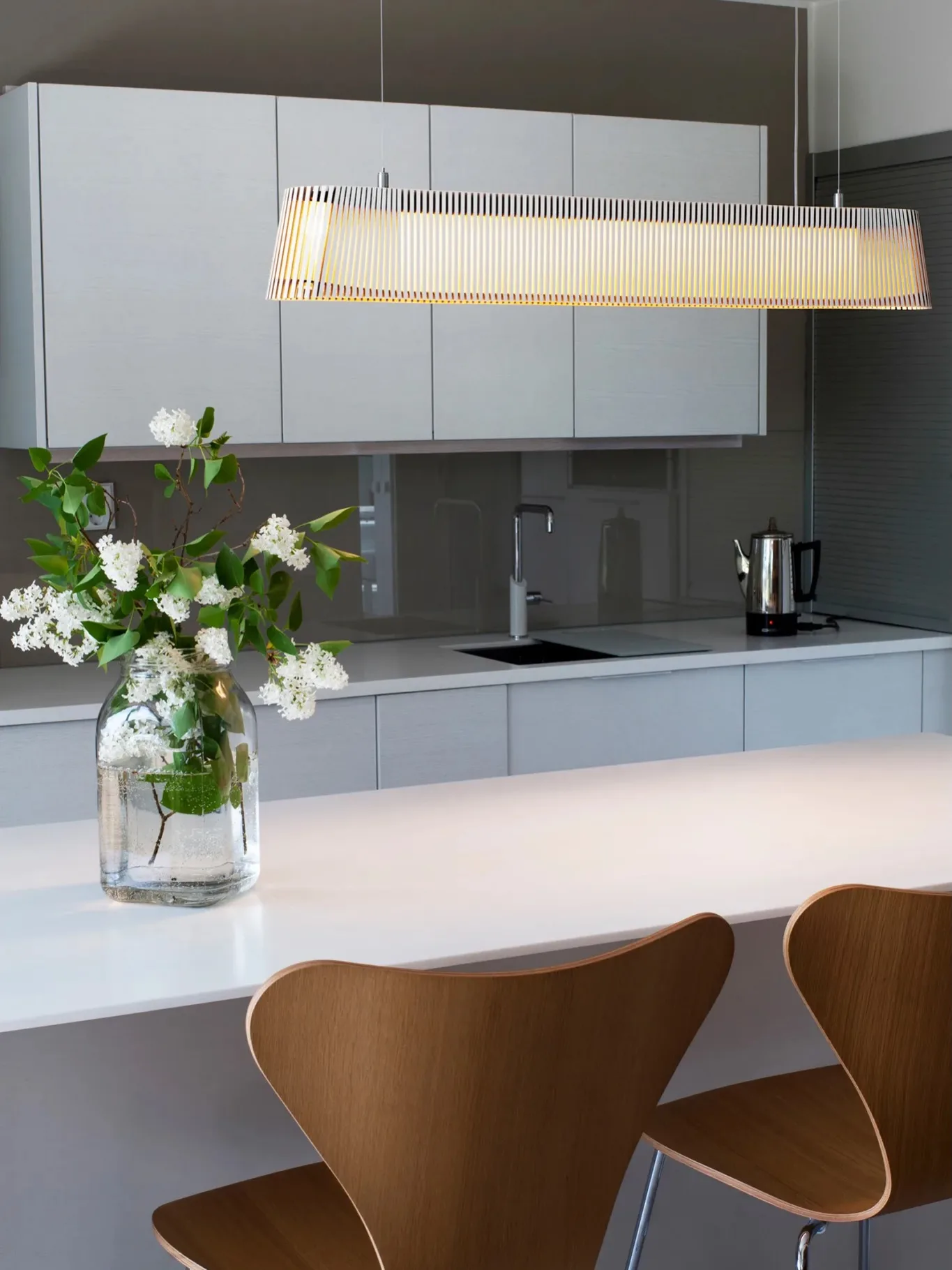 💡 NU TÄNDER VI HEMMET IGEN

När kvällarna blir mörkare märks det hur mycket rätt belysning faktiskt gör för ett rum.

En lampa ska självklart ge ljus – men för oss är den också en del av inredningen. Över matbordet, bredvid favoritfåtöljen eller som den där detaljen som ger hela rummet karaktär.

Hos oss hittar du belysning i många olika uttryck – från tidlösa designfavoriter till lampor som verkligen får ta plats. Taklampor, golvlampor, bordslampor och fönsterbelysning för hemmets olika rum.

🍂 Hösten är på väg. Dags att tända upp hemma.

Upptäck belysning i vår 2 500 m² stora butik i Arnäsvall eller se sortimentet på stegbo.se

Stegbo Möbler – kvalitetsmöbler & designklassiker.