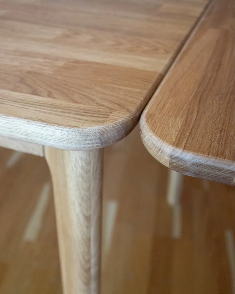 Kundfavoriten Mejram – massivt trä på riktigt. 🤎

Det finns en anledning till att Mejram från Frank har blivit en favorit hos våra kunder.

Ett tidlöst matbord med mjuka former, fina detaljer och framför allt – massivt trä. Ett levande naturmaterial där ådring och variationer gör varje bord personligt och som är gjort för att få vara med länge.

För oss är det viktigt vad en möbel faktiskt är tillverkad av. Inte bara hur den ser ut på bild.

Mejram kombinerar det vi gillar allra mest: skandinavisk design, gedigna material och kvalitet som känns.

Kom in till oss i Arnäsvall och se, känn och upptäck skillnaden med massivt trä.

Mejram hittar du även på stegbo.se