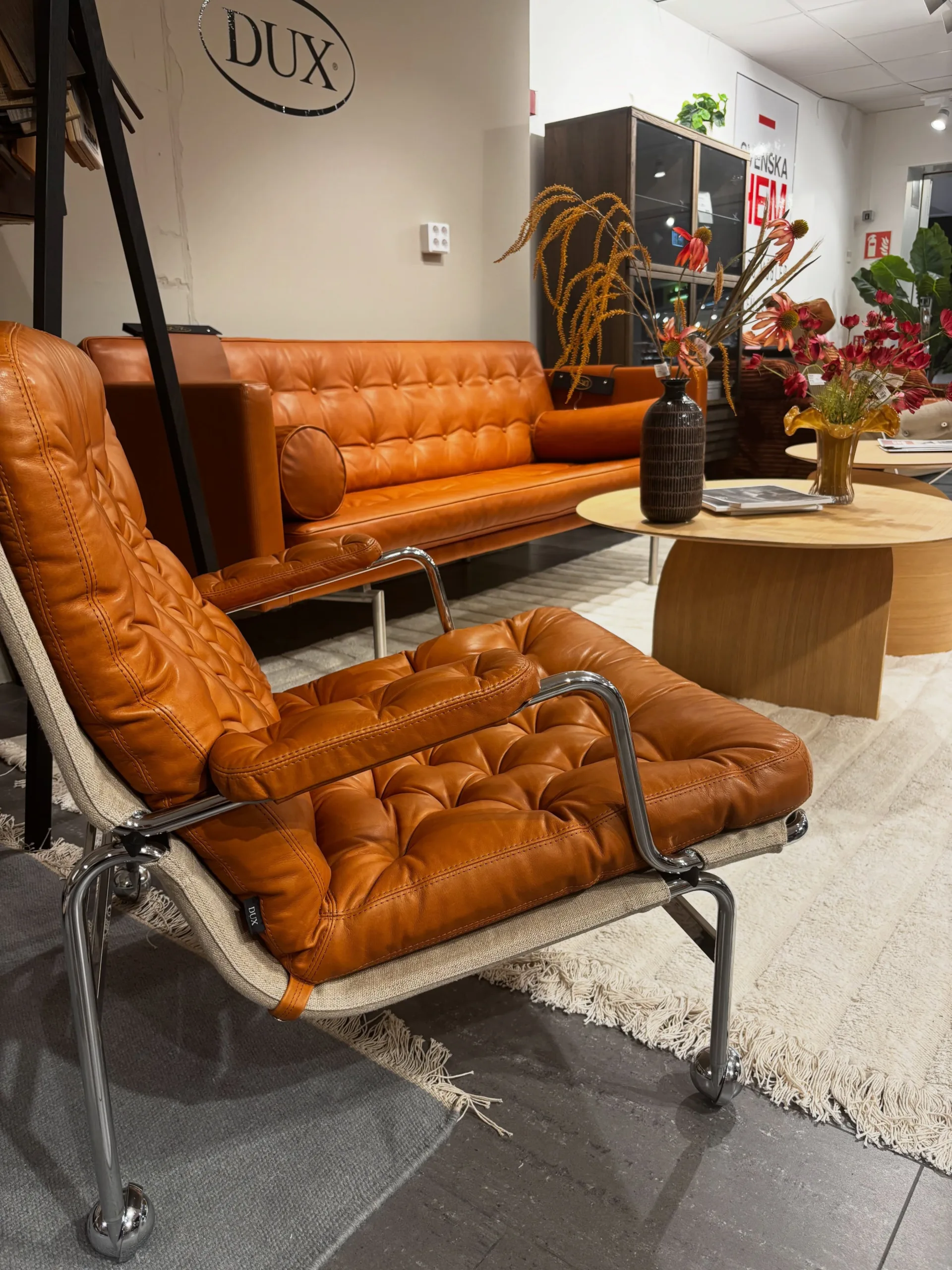 DUX – svensk design som aldrig går ur tiden!

Det finns möbler som verkligen har det där lilla extra. DUX är ett av de varumärkena.

Tidlös design, fantastisk komfort och kvalitet som håller över tid. Här möts gediget hantverk och möbler skapade för att både användas och älskas i många år.

I våra butiker hittar du bland annat den ikoniska Karin-fåtöljen och eleganta soffor från DUX.

Välkommen att uppleva DUX på riktigt!

📍 Stegbo Möbler, Örnsköldsvik
📍 Vår pop-up på Livli, Birsta – plan 2
