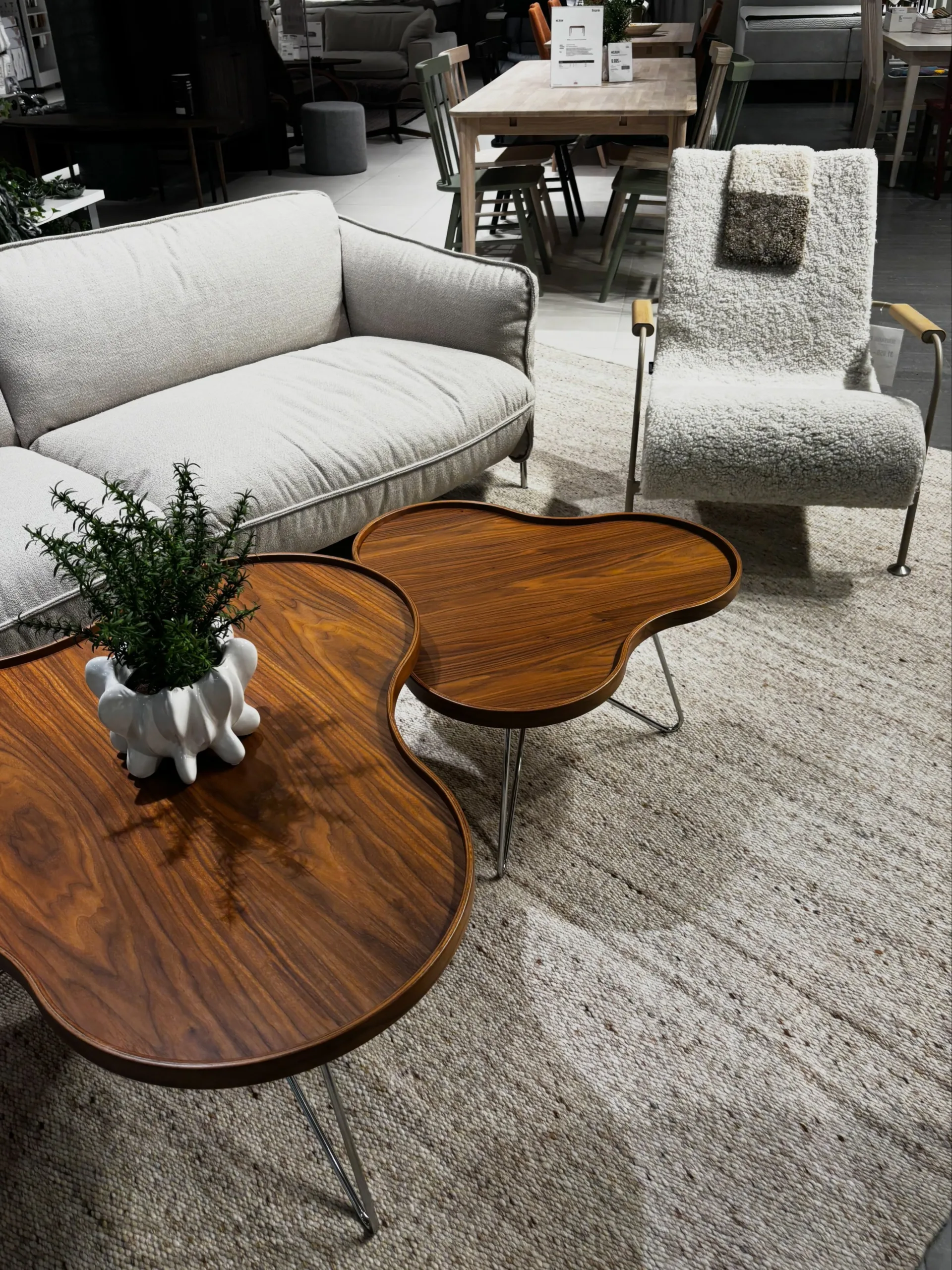 Svensk design när den är som bäst. 🇸🇪

En av våra favoritmiljöer i Birsta just nu – med tre riktiga designklassiker från Swedese.

Continental-soffan.
Serpentine-fåtöljen.
Och de ikoniska Flower-borden.

Möbler med ett formspråk som sticker ut, men som är skapade för att leva med länge. Precis den typen av möbler vi gillar på Stegbo.

Nu finns de på plats för att ses, kännas och provsittas i vår pop-up på Livli.

📍 Livli, Birsta – plan 2
Onsdag–söndag 10–18

Välkommen in. Vi är på tillfälligt besök – men vi har tagit med oss det bästa.