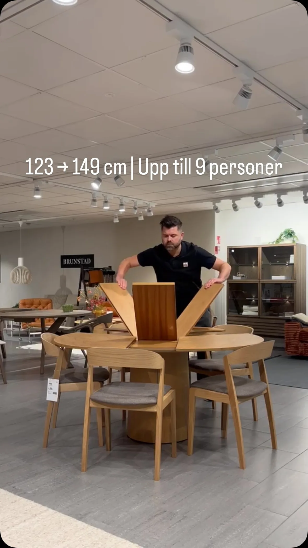 MATBORDET SOM FÅR FOLK ATT STANNA UPP! 🤩

Från 123 till 149 cm på bara några sekunder. Och det bästa? Du behöver inte ens lyfta ur någon iläggsskiva!

Möt SM33 från danska Skovby – matbordet som kombinerar smart funktion, tidlös design och kvalitet i en klass för sig.

Med en enkel vridning förvandlas bordet från en rund matplats till ett större bord med plats för upp till 9 personer. Perfekt när familjen växer runt middagsbordet eller gästerna blir fler!

Därför älskar vi SM33:

✓ 123 cm i diameter – 149 cm utfällt.
✓ Plats för upp till 9 personer.
✓ Smart, inbyggd förlängningsfunktion.
✓ Flera utföranden att välja mellan.

🎥 Se filmen och upptäck hur enkelt det fungerar!

SUNDSVALL – DET HÄR BORDET VILL DU UPPLEVA PÅ RIKTIGT!

Kom förbi vår pop-up i Birsta, provsitt och låt oss visa hur SM33 fungerar. Vi hjälper dig gärna att hitta rätt utförande för ditt hem.

📍 Livli Birsta, plan 2
🕙 Onsdag–söndag 10–18

BOR DU NÅGON ANNANSTANS I SVERIGE?

Du behöver inte besöka oss för att hitta ditt nya matbord!

👉 Gå in på stegbo.se och sök SM33. Upptäck bordet, välj ditt favoritutförande och beställ enkelt online!

SM33 – ett matbord som imponerar varje gång du dukar fram en extra tallrik.

🌐 stegbo.se