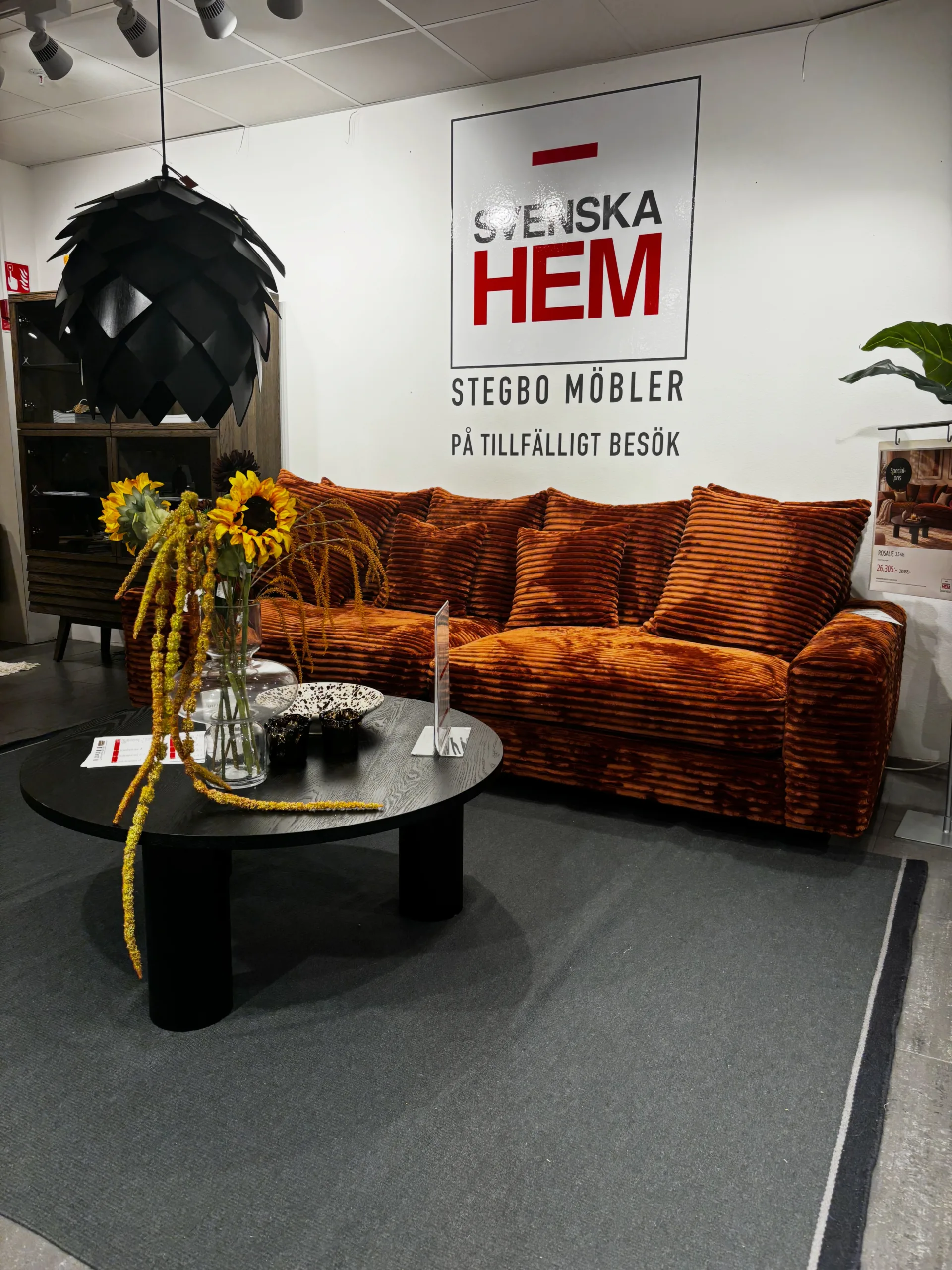 DESIGNA DIN DRÖMSOFFA – UPP TILL 15 % RABATT! 🛋️🤎

Drömmer du om en ny soffa? Då är det NU du ska passa på!

Under våra Soffdagar får du upp till 15 % rabatt på byggbara soffor och modulsoffor från välkända varumärken!

På bilderna ser du Rosalie – en riktig kundfavorit! Med sitt generösa sittdjup, mjuka former och härliga komfort är det en soffa att verkligen längta hem till.

Och det bästa? Du bestämmer hur din soffa ska se ut!

✨ Välj storlek och kombination efter ditt rum.
✨ Hitta ditt favorittyg bland mängder av färger.
✨ Anpassa detaljerna efter din stil och dina behov.

Hos oss får du personlig hjälp att skapa en soffa som passar just ditt hem. I butik kan vi dessutom hjälpa dig att bygga din drömsoffa helt från grunden!

ERBJUDANDET GÄLLER 23 OKTOBER–2 NOVEMBER!

Börja din soffresa på stegbo.se redan idag! Upptäck vårt sortiment, hitta din favorit och ta första steget mot din nya drömsoffa.

Vill du provsitta Rosalie och få hjälp att välja rätt? Kom in till oss!

📍 Örnsköldsvik – Stegbo Möbler, Arnäsvall
📍 Sundsvall – Vår pop-up på Livli Birsta, plan 2
🌐 stegbo.se – upptäck och handla online!

Vänta inte med soffdrömmen – passa på medan Soffdagarna pågår! ❤️

Erbjudandet kan inte kombineras med andra rabatter.