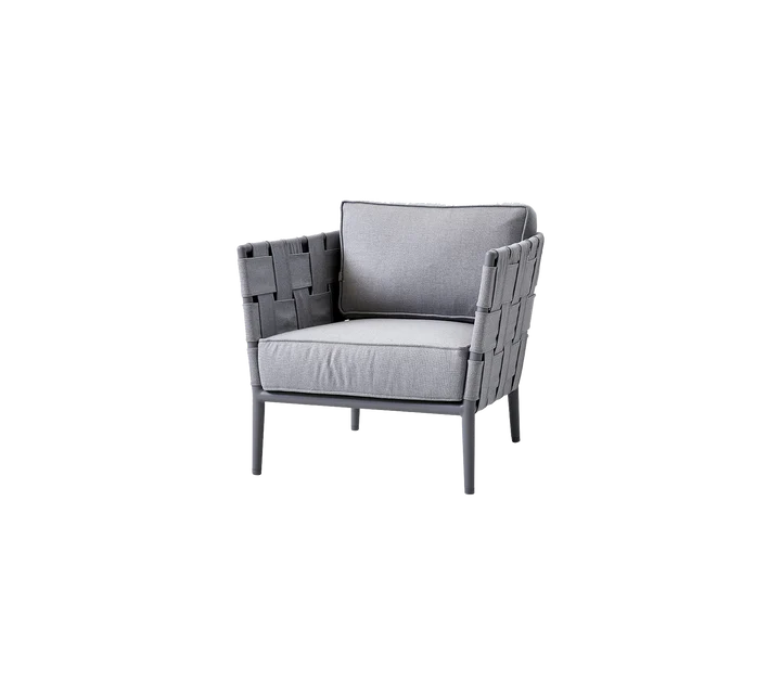 Cane-line Conic loungefåtölj kombinerar modern design med hög komfort. All-weather-dynor torkar snabbt efter regn och gör fåtöljen perfekt för utomhusbruk.
