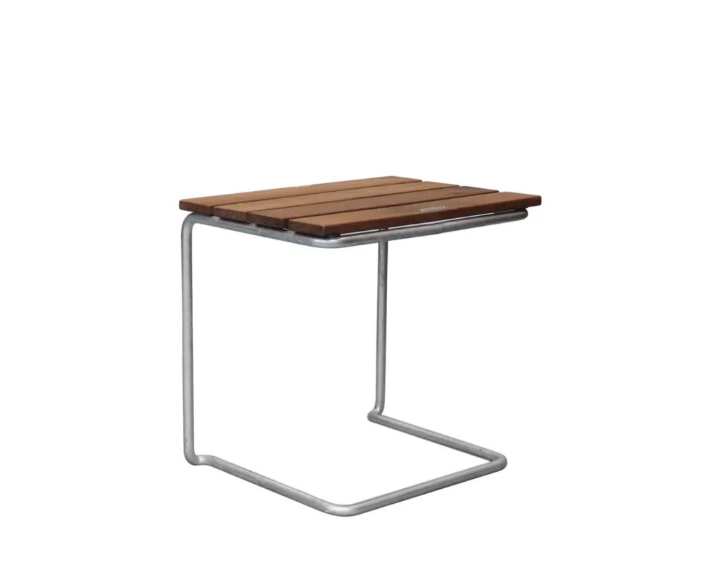 Pall A3 från Grythyttan är perfekt till Solstol A3. Ger skönt stöd för benen och ökad komfort. Lättplacerad och tålig för utomhusbruk.