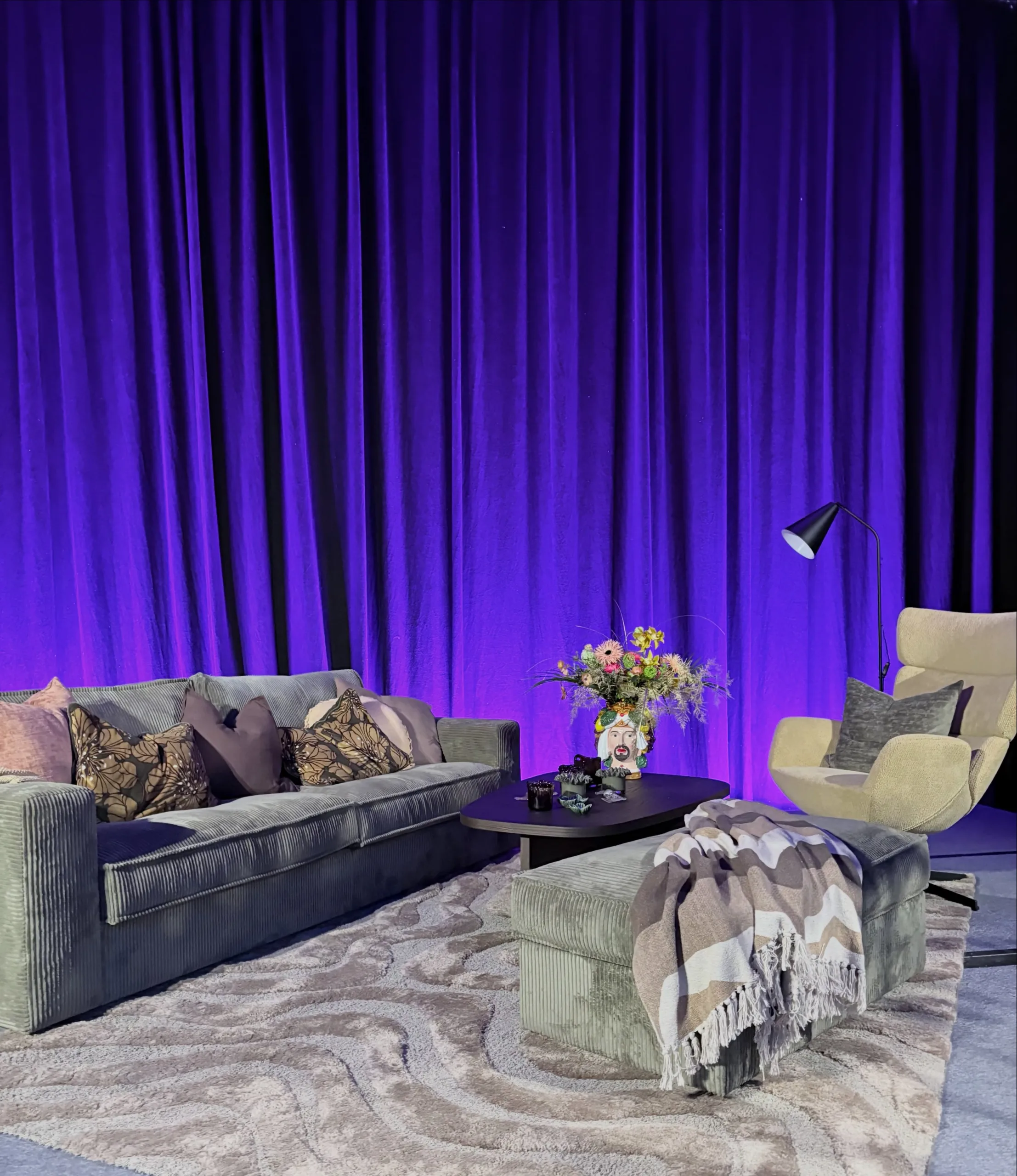 Idag har vi haft förmånen att bygga upp en miljö på scen för Next i Örnsköldsvik.

En inspirerande lounge med fokus på känsla, material och möbler som skapar rätt atmosfär – även i en helt annan miljö än hemma.

Det är alltid lika roligt att få visa hur inredning kan förändra ett rum och skapa en upplevelse, oavsett om det handlar om ett vardagsrum, en offentlig miljö eller en scen.

Tack för förtroendet – och extra roligt att få bidra till ett event här hemma i Örnsköldsvik.