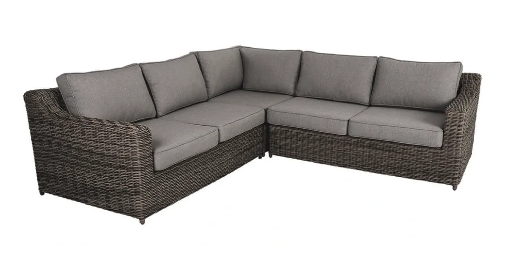 Brafab Glendon hörnsoffa – Rymlig hörnsoffa i helrund konstrotting med hög komfort. Klassisk design för uteplatsen. Köp på stegbo.se eller i Örnsköldsvik.