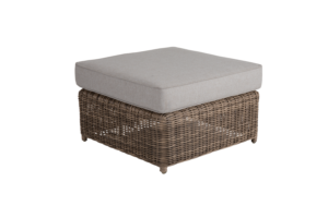 Glendon fotpall i konstrotting med vattenavvisande dyna. Perfekt som fotstöd eller extra sittplats. Köp på stegbo.se eller i butik i Örnsköldsvik.