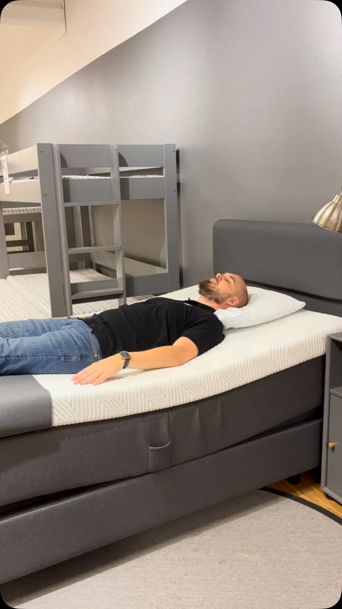 Ställbar säng = bättre sömn, mindre värk, skönare morgnar. 🛏️

Vi på Stegbo har jobbat med säng sedan 1944 – vi vet vilken säng som passar just dig. Med varumärken som Tempur, Jensen, Ekens och Elitesängar hittar vi rätt lösning oavsett behov.

Testa ligga i sängarna hos oss i Arnäsvall – våra sängexperter hjälper dig hitta rätt.

Eller kika på hela sortimentet redan nu på stegbo.se

Sängexperter sedan 1944. Stegbo Möbler