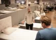 Sängexpert på Stegbo Möbler i Örnsköldsvik ger personlig rådgivning till kund i sängavdelningen