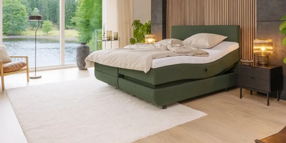 Tempur North ställbar säng i grönt tyg i ett modernt sovrum med utsikt mot vatten