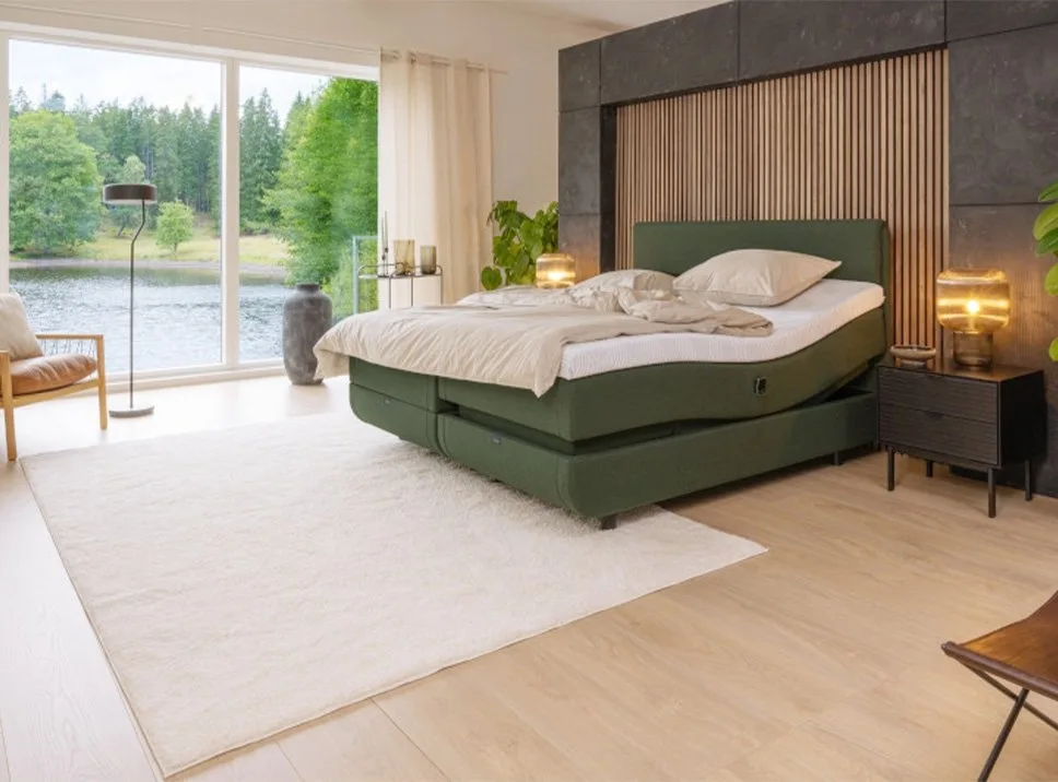 Tempur North ställbar säng i grönt tyg i ett modernt sovrum med utsikt mot vatten
