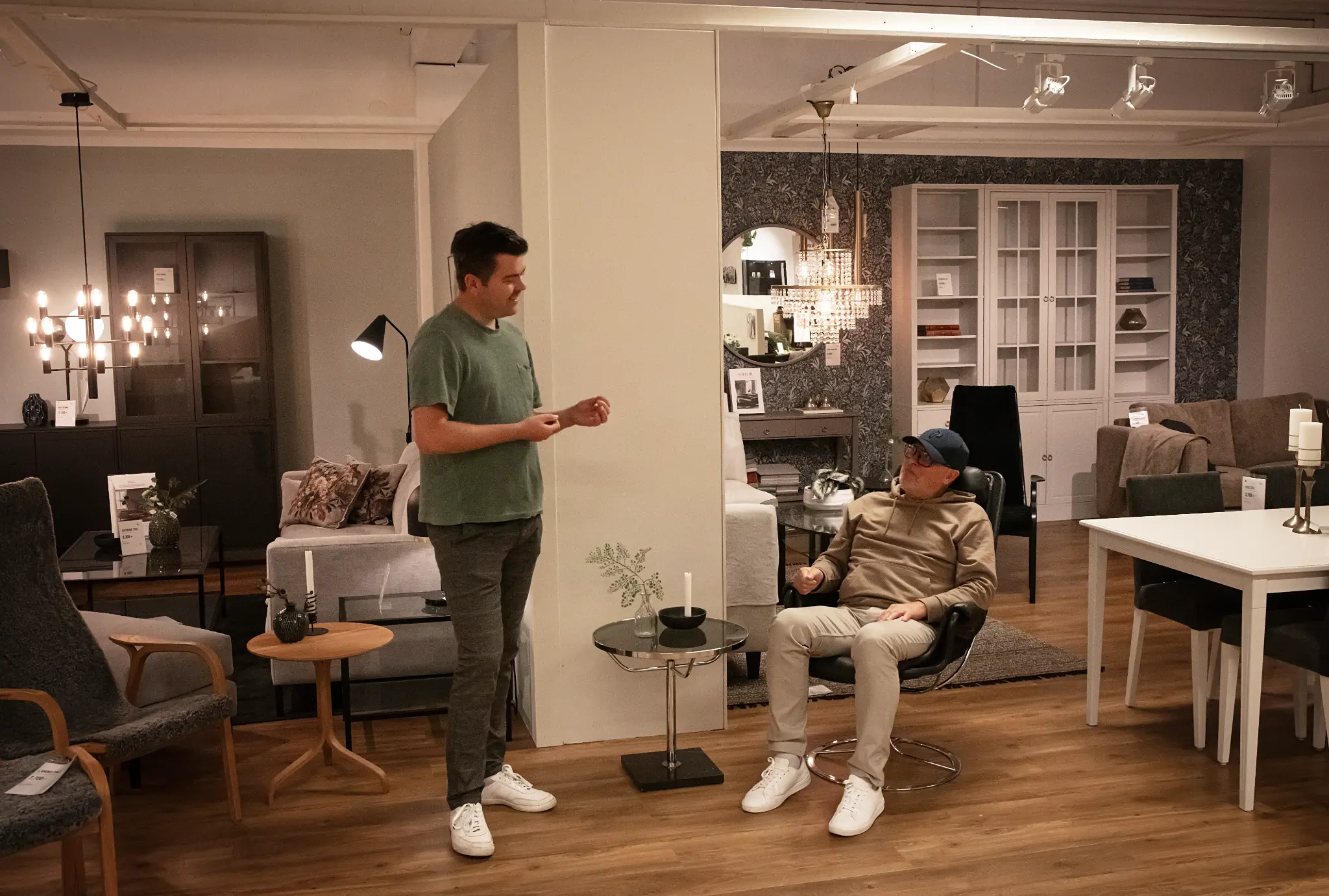 Sängrådgivning hos Stegbo Möbler i butiksmiljö.